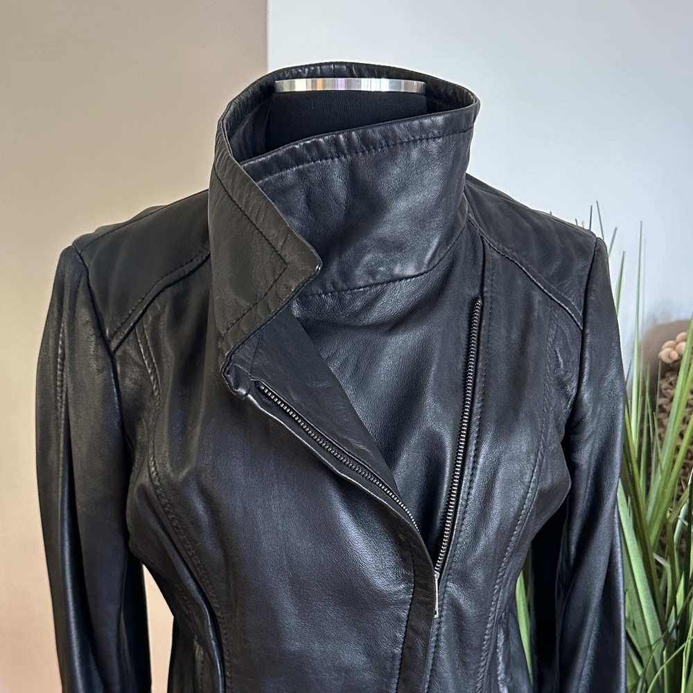 Danier Leather - Women's Black Leather Asymmetrical Zip Up Jacket - Medium - Picture 7 of 11